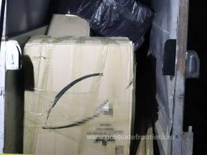 Mașină cu țigări de contrabandă în valoare de peste 40.000 de lei, oprită în Rădăuți