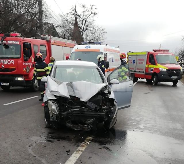 Doi răniți după ce mașina în care se aflau a lovit un parapet la Ilișești
