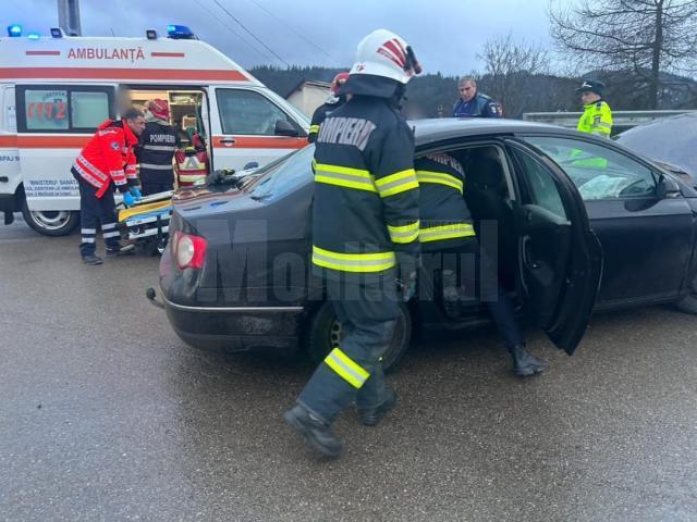 Trei adulți și doi minori au ajuns la spital în urma coliziunii a două mașini în pasul Mestecăniș