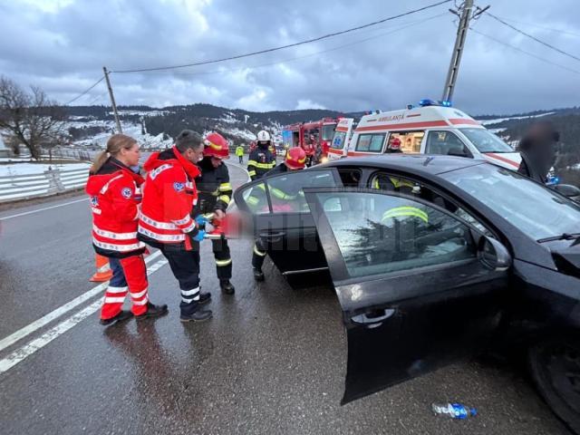 Trei adulți și doi minori au ajuns la spital în urma coliziunii a două mașini în pasul Mestecăniș