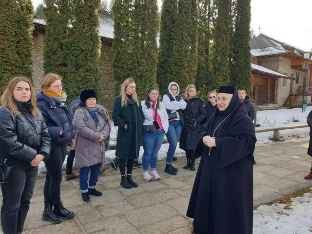 Cei 13 masteranzi francezi care fac practică pedagogică în școli sucevene, încântați de istoria, cultura şi tradiţiile din Bucovina