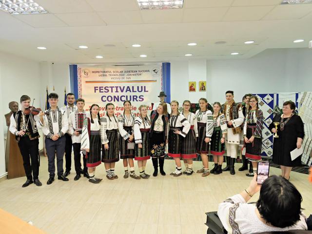 Peste 200 de elevi au participat la Festivalul-concurs „Bucovina - Tradiție, Cultură, Spiritualitate”, la Vicovu de Sus