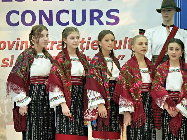 Peste 200 de elevi au participat la Festivalul-concurs „Bucovina - Tradiție, Cultură, Spiritualitate”, la Vicovu de Sus