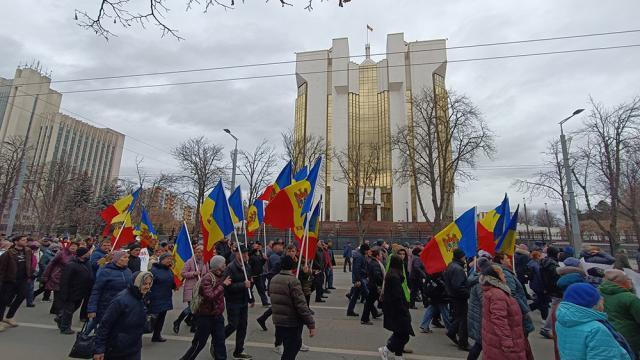 Manifestanții au mărșăluit prin fața Palatului Prezidențial din Chișinău