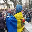 Un manifestant învelit cu steagul Moldovei imortaliza evenimentul