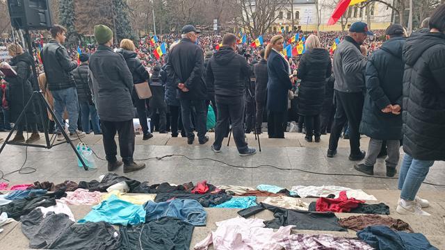 Protestatarii spun că sunt nevoiți să își vândă hainele pentru a supraviețui