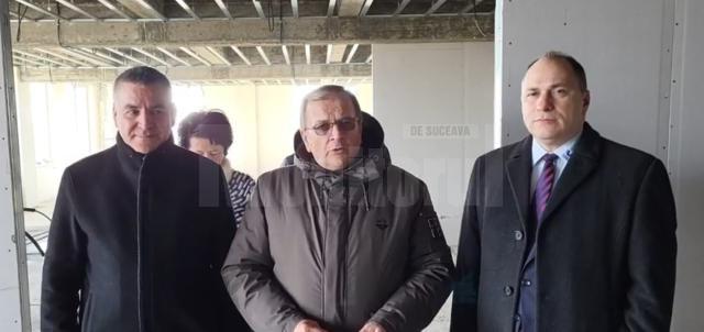 Gheorghe Flutur alături de primarul din Siret, Adrian Popoiu, și prorectorul USV, Mihai Dimian
