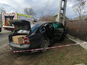 Autoturism intrat într-un stâlp. Cinci oameni au fost preluați de ambulanțe