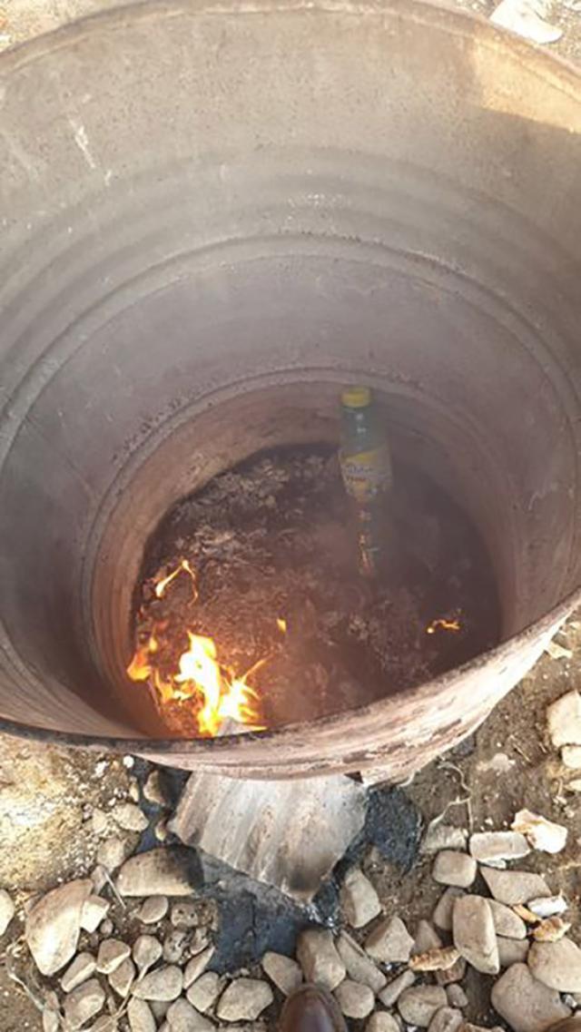 Pet-urile și alte substanțe erau arse într-un butoi metalic amplasat în incinta șantierului