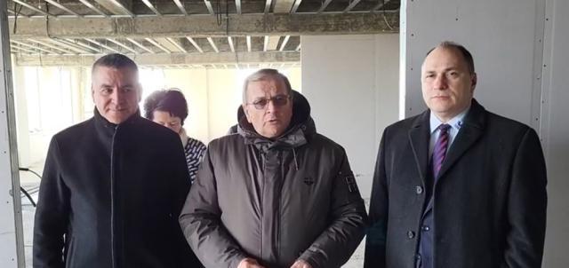 Gheorghe Flutur alături de primarul din Siret, Adrian Popoiu, și prorectorul USV Mihai Dimian