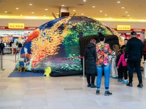 Peste 700 de copii au vizionat până acum proiecțiile video „Misterele Oceanelor”, la Iulius Mall Suceava