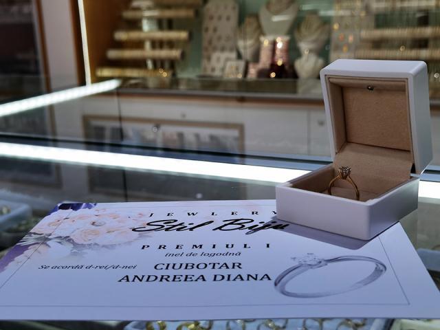 Premiul I al tombolei organizate de Stil Biju - un inel de logodnă din aur câștigat de Andreea Diana Ciubotar