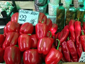 Prețuri piperate la legumele și fructele din piață