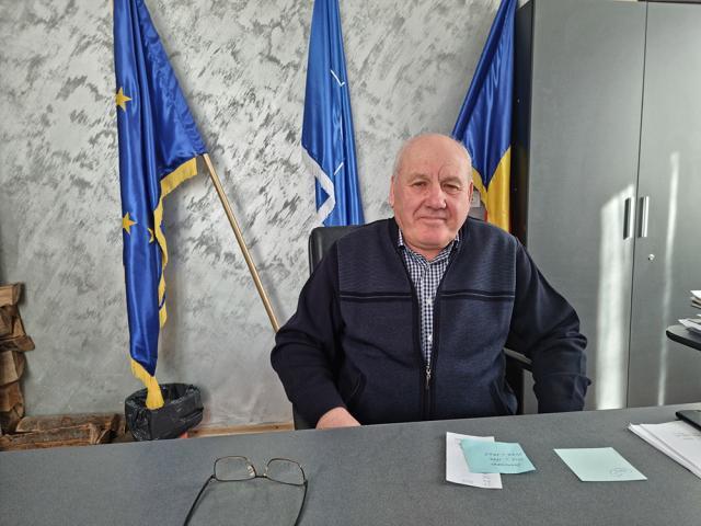 Primarul Ion Cotoara are aproape 20 de ani de când se află la conducerea comunei