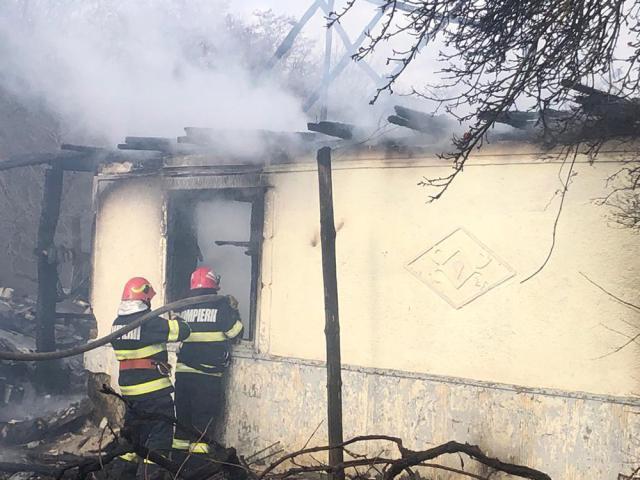 Casa unei femei care a murit acum o lună, distrusă într-un incendiu plecat de la un coș de fum