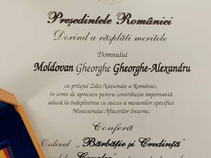 Brevetul și medalia conferite prefectului de Suceava