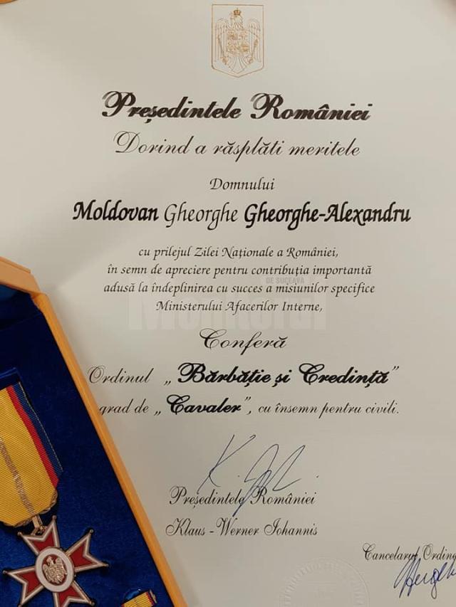Brevetul și medalia conferite prefectului de Suceava