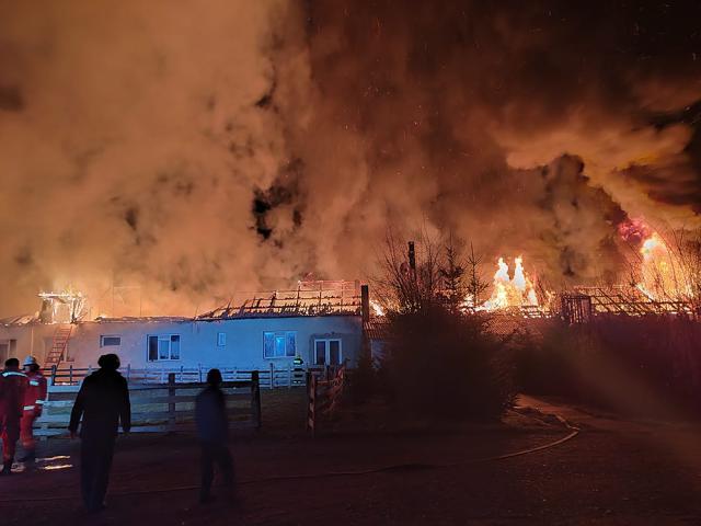 Incendiu puternic la acoperișul unei societăți de producere mobilier