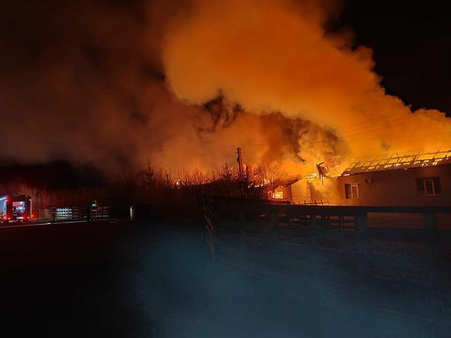 Incendiu puternic la acoperișul unei societăți de producere mobilier