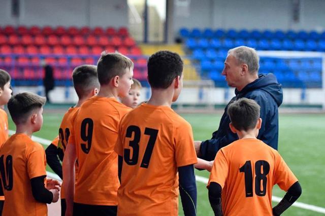 Volodimir Kalaci în dialog cu micii fotbaliști de la Mariupol