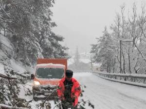 Tronsoane mari de drumuri naționale din județ sunt acoperite cu zăpadă frământată și se circulă cu dificultate