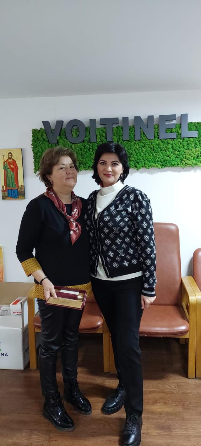 Maria Pleșca (stânga) primărița din Voitinel împreună cu Larisa Blanari