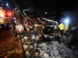 Șoferul de 20 de ani a ”zburat” cu mașina în curtea unei gospodării din Fălticeni după ce a distrus parțial și gardul