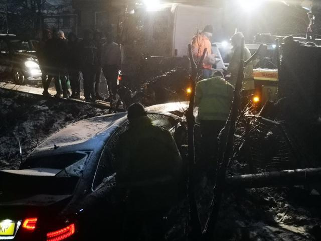 Șoferul de 20 de ani a ”zburat” cu mașina în curtea unei gospodării din Fălticeni după ce a distrus parțial și gardul