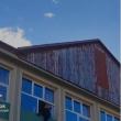 Elev cu nevoi speciale, filmat în timp ce se cocoța în exteriorul geamului de la ultimul etaj al liceului „Samuil Isopescu”