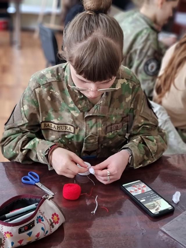 Elevii militari au participat la „Atelierul de mărțișoare!”. Foto elev sergent Maria Găină