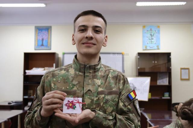 Elevii militari au participat la „Atelierul de mărțișoare!”. Foto elev sergent Maria Găină