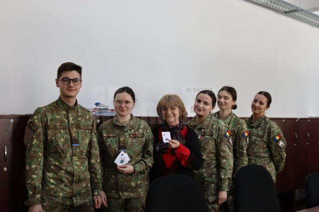 Elevii militari au participat la „Atelierul de mărțișoare!”. Foto elev sergent Maria Găină