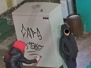Doi puștani care vandalizează zilnic stațiile și automatele TPL Suceava, reclamați la Poliție, cu zeci de înregistrări video ca dovadă