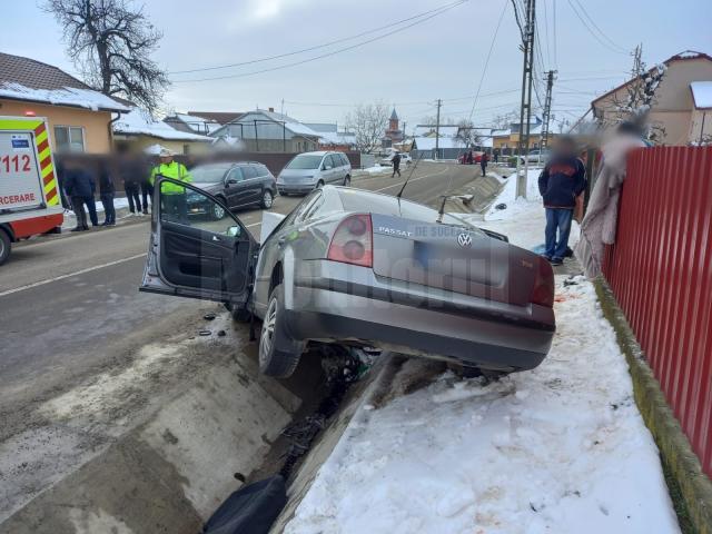 Mașina cu care se deplasau elevii a lovit violent un cap de podeț din beton