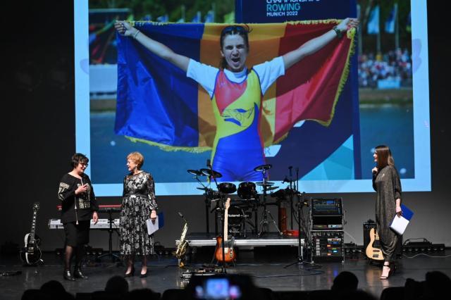 Campioana mondială și europeană la canotaj, Ionela Cozmiuc, premiată prin intermediul mamei ei