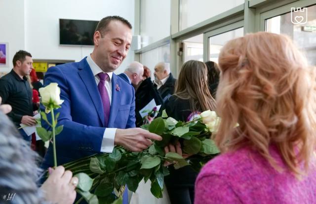 Invitatele Galei Femei de succes au fost întâmpinate cu flori de viceprimarul Lucian Harșovschi