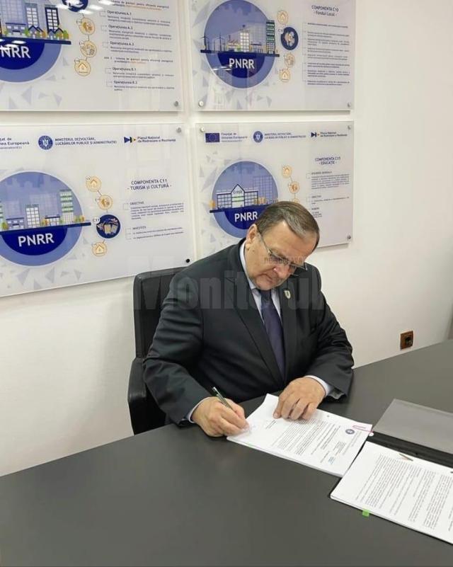 Gheorghe FLutur a semnat contractul pentru reabilitarea termică a Spitalului Judetean Suceava
