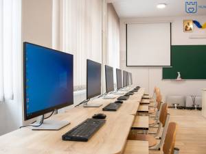 28 de unități de învățământ din Suceava vor fi dotate cu mobilier, materiale didactice și echipamente digitale prin proiectul EduDigital