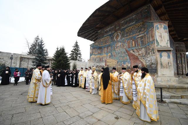 Procesiune cu icoane și ștergare țesute cu fir alb și negru, la Mănăstirea Voroneț, în Duminica Ortodoxiei