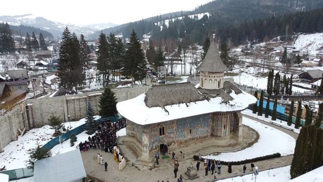 Procesiune cu icoane și ștergare țesute cu fir alb și negru, la Mănăstirea Voroneț, în Duminica Ortodoxiei