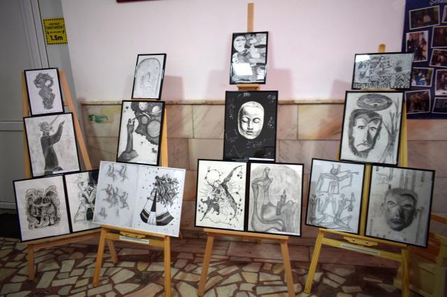 Expoziţie cu o parte din creaţiile plastice ale elevilor şcolii având ca temă creaţiile sculptorului Ion Irimescu