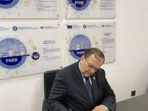Gheorghe Flutur a semnat contractul pentru reabilitarea termică a Spitalului Județean Suceava