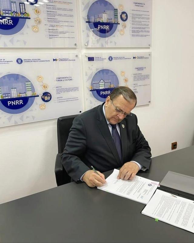 Gheorghe Flutur a semnat contractul pentru reabilitarea termică a Spitalului Județean Suceava