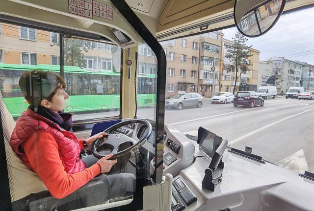 Măriuța Spătaru - prima femeie șofer de autobuz angajată la TPL Suceava