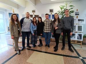 Grupul studenților care au prezentat lucrări în cadrul expoziției de artă fotografică la USV și indrumătorul lor
