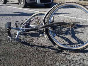 Un biciclist a murit la spital după ce a fost lovit de o mașină