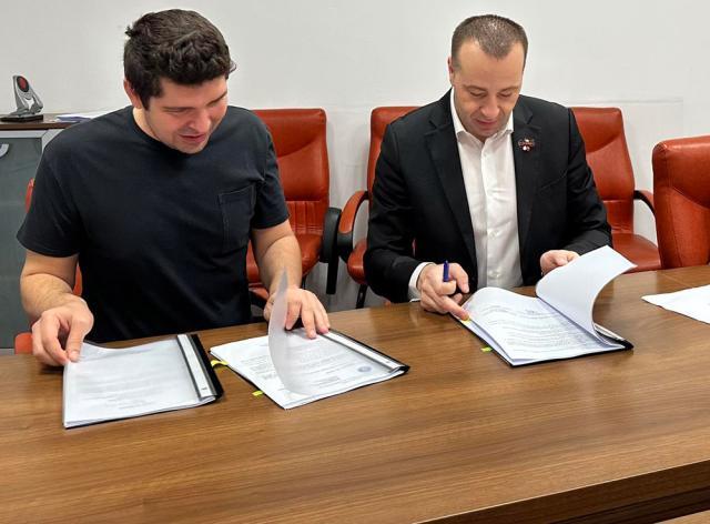 Contractele de finanțare pentru renovarea energetică moderată a blocurilor au fost semnate vineri, la București, de viceprimarul Lucian Harșovschi