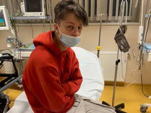 Băiatul agresat a fost dus la spital de mama sa, abia după ce a ajuns acasă