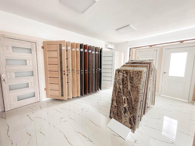 Zeci de modele de uși de interior, dar și o gamă variată de gresie, faianță, parchet, în cel mai nou showroom din Rădăuți -  RoDoors