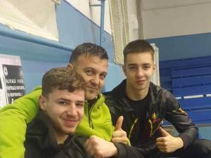 Antrenorul Andu Vornicu alaturi de cei doi pugilisti medaliati la Cupa Romaniei